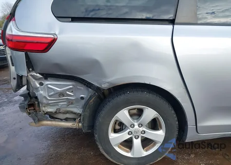 2017 Toyota Sienna Le 8 Passenger z USA, uszkodzony, nr VIN 5TDKZ3DC5HS789663